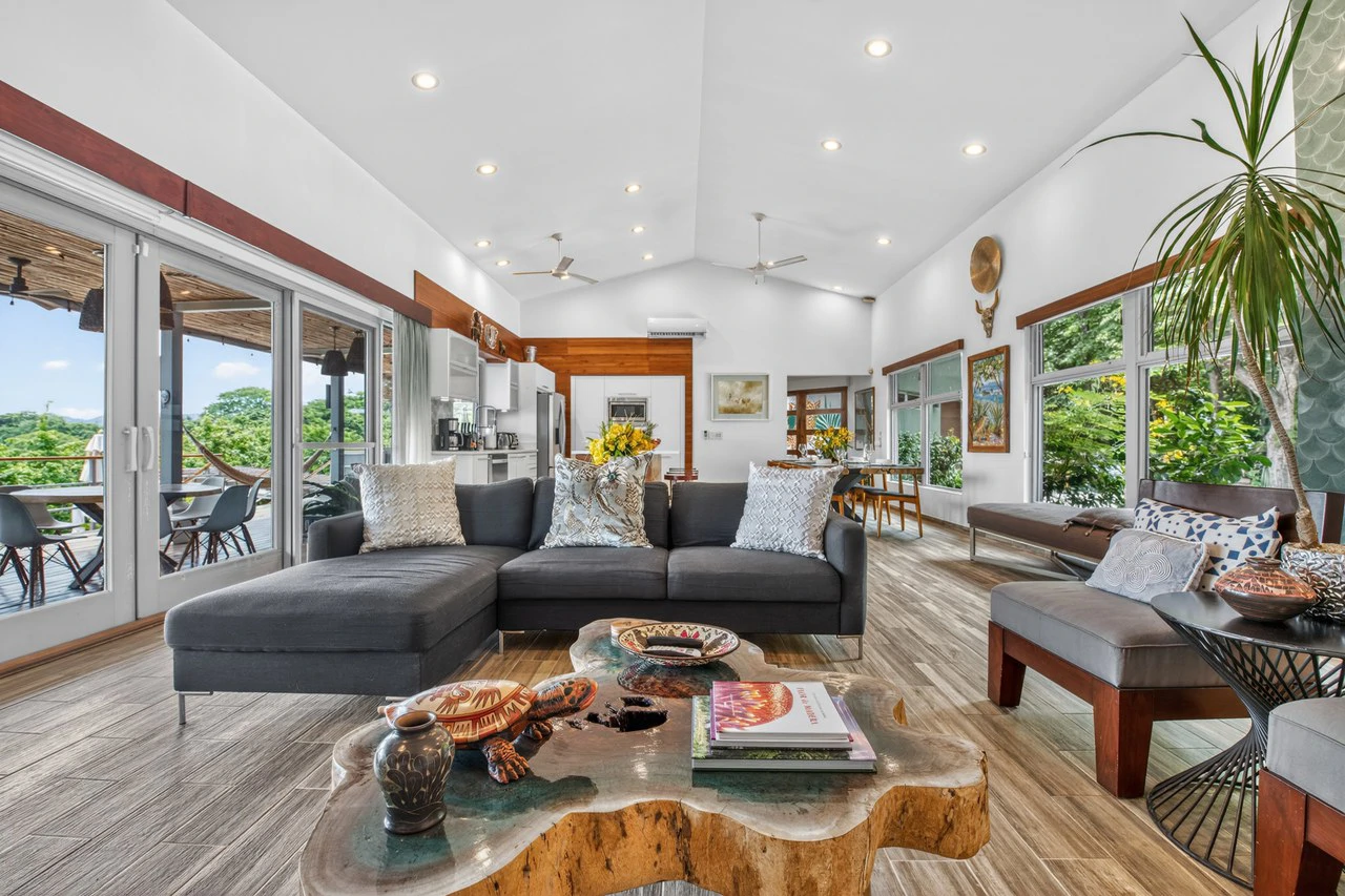 Casa Pochote: Artisan Luxury Villa in Tamarindo | Pool, Jacuzzi & Langosta Beach Club Membership Included - Gallery image 7