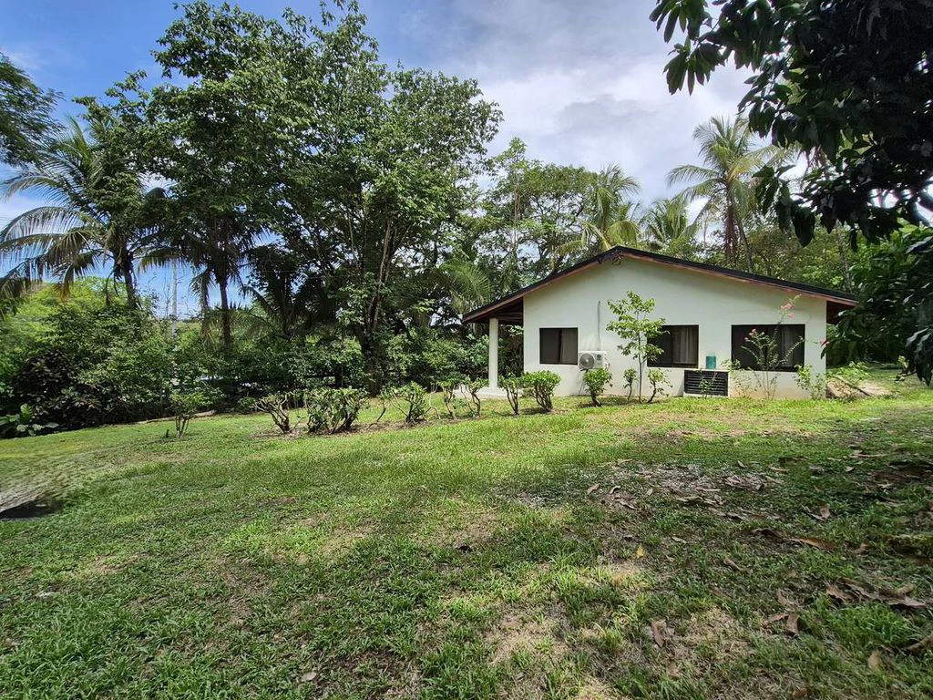 Casa Verde Norouz: Renovated 2-Bedroom Home with Independent Guest Cottage Just 3 Minutes from Sámara - Gallery image 38