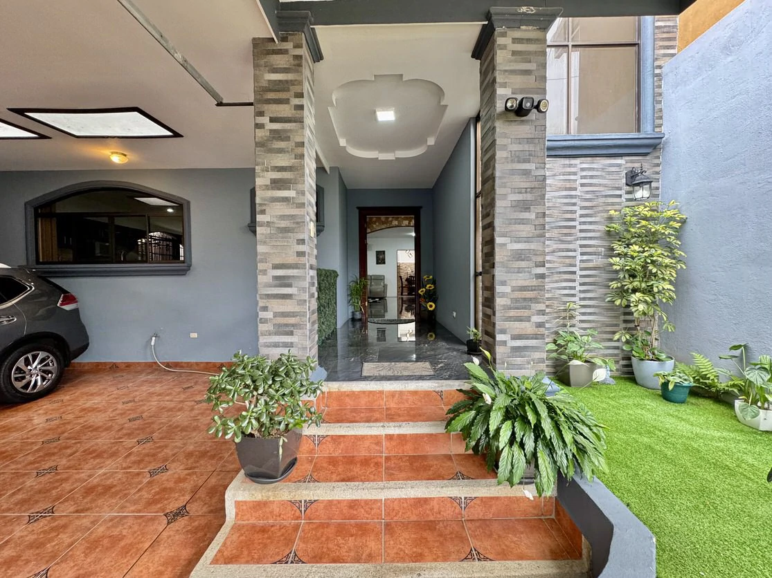 Residencial Los Crotos: Spacious 100% Concrete Home for Sale San Pablo de Heredia - Gallery image 25