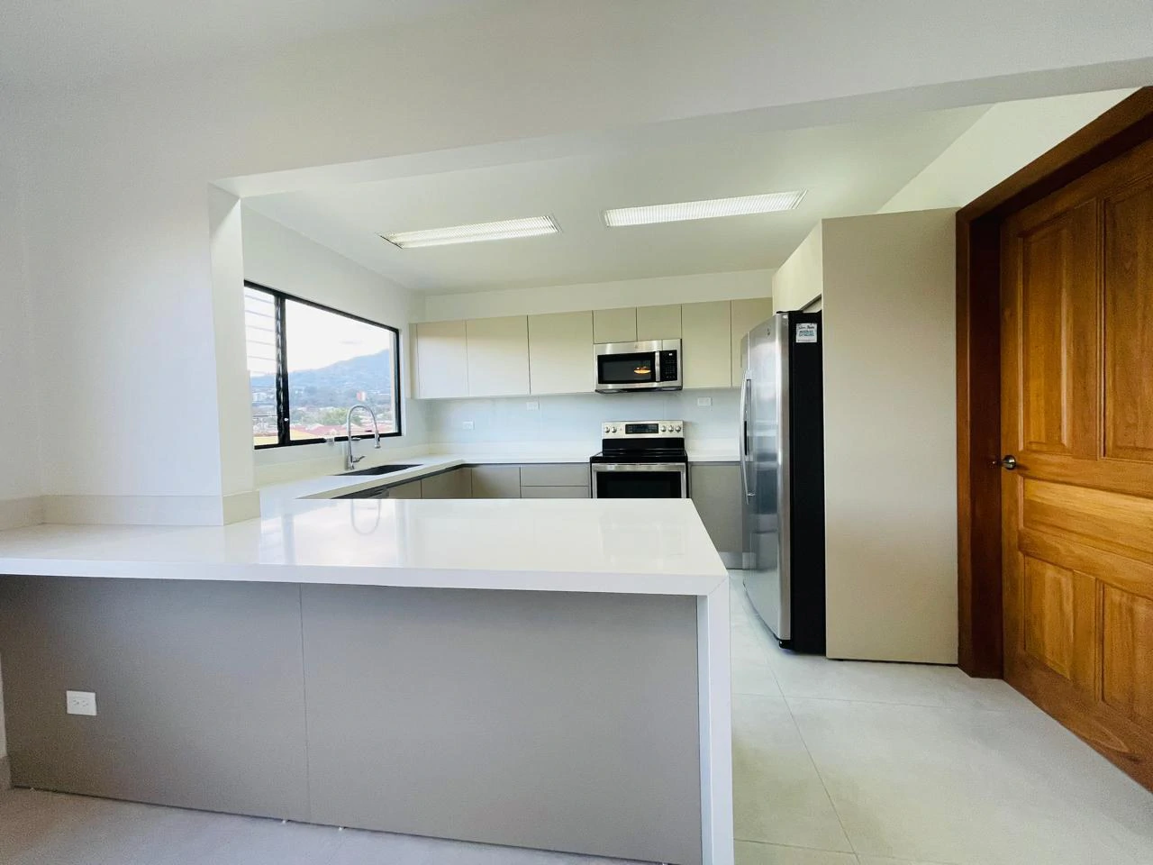 3 Bedroom apartament for sale with appliances in Trejos Montealegre Escazu Costa Rica