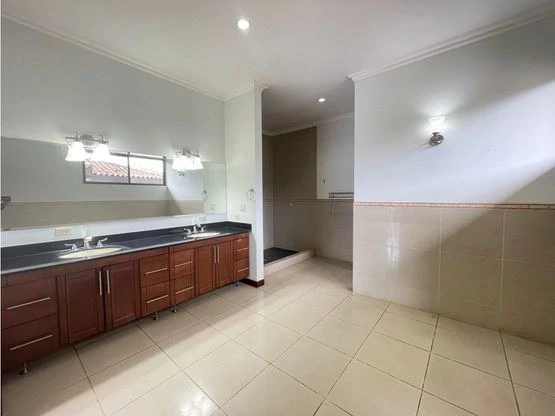 Stunning two-story house in exclusive condominiums in Santa Ana - Gallery image 31
