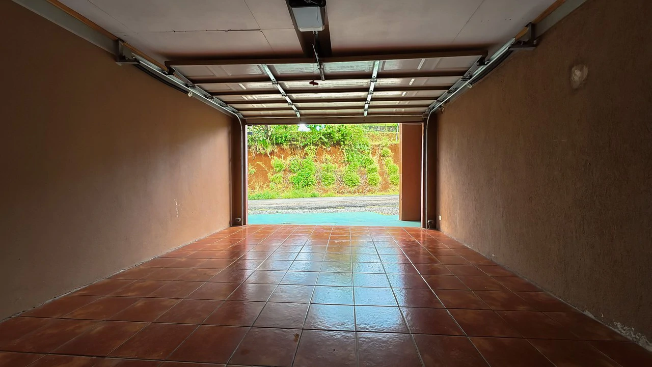 HOUSE FOR SALE, LOCATED IN THE CENTER OF PEREZ ZELEDON: Elegant and spacious turnkey house for sale in the center of Perez Zeledon - Gallery image 19