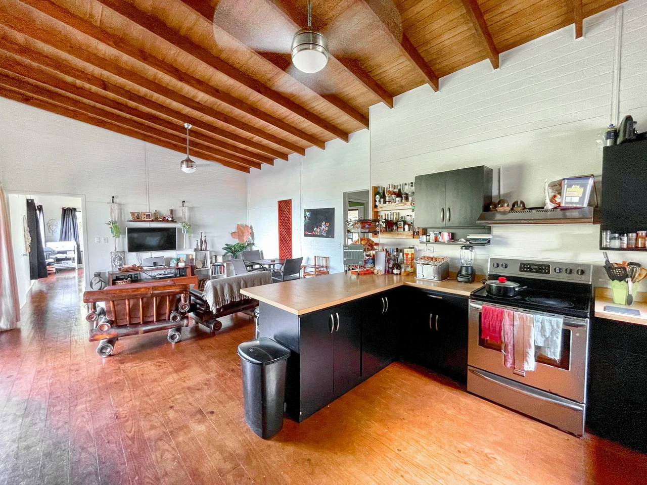 2.24 ACRES – 7 Bedrooms Ocean View Boutique Hotel With Two Pools, 5 Minutes to Uvita, Multiple Rental Options!! - Gallery image 34