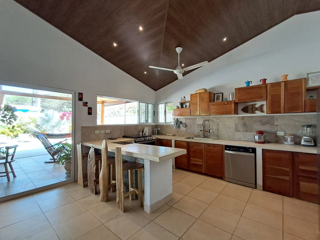 Casa de la Vida Loca: A Pura Vida Lifestyle with Income Potential - Gallery image 8