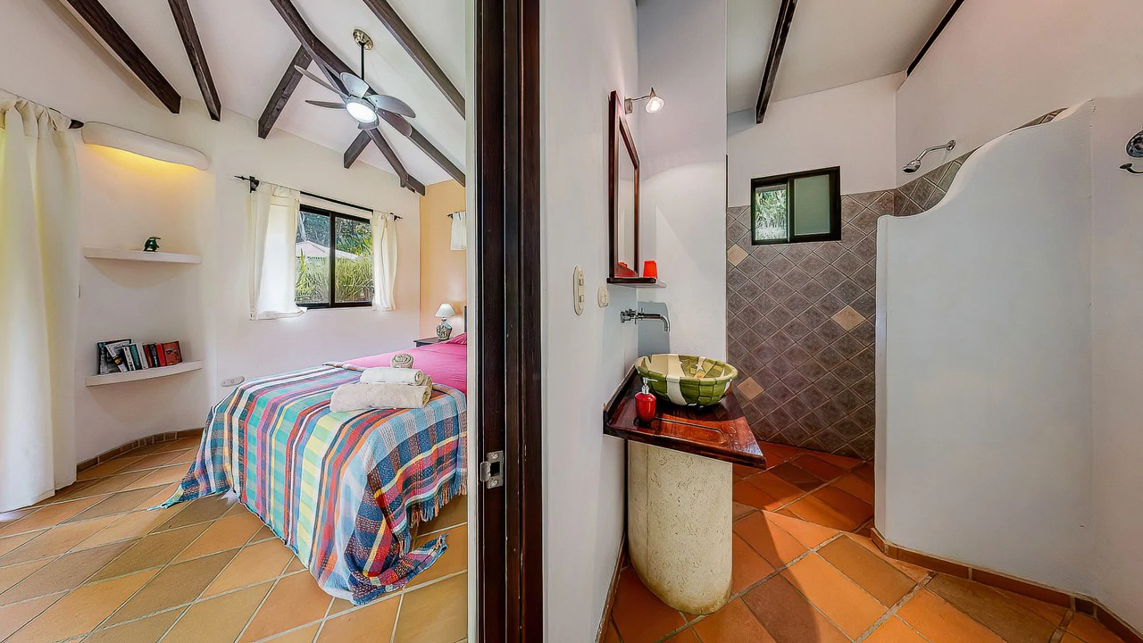 A TRANQUIL HAVEN: PRIME INVESTMENT OPPORTUNITY IN UVITA'S LUSH RIVER ENCLAVE: Mountain Hotel/Resort/Hostel For Sale in Uvita - Gallery image 36