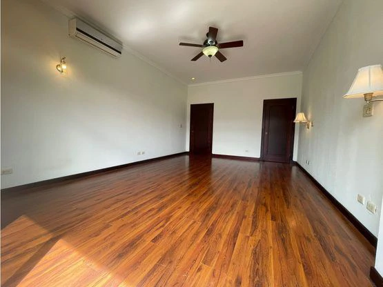 Stunning two-story house in exclusive condominiums in Santa Ana - Gallery image 27
