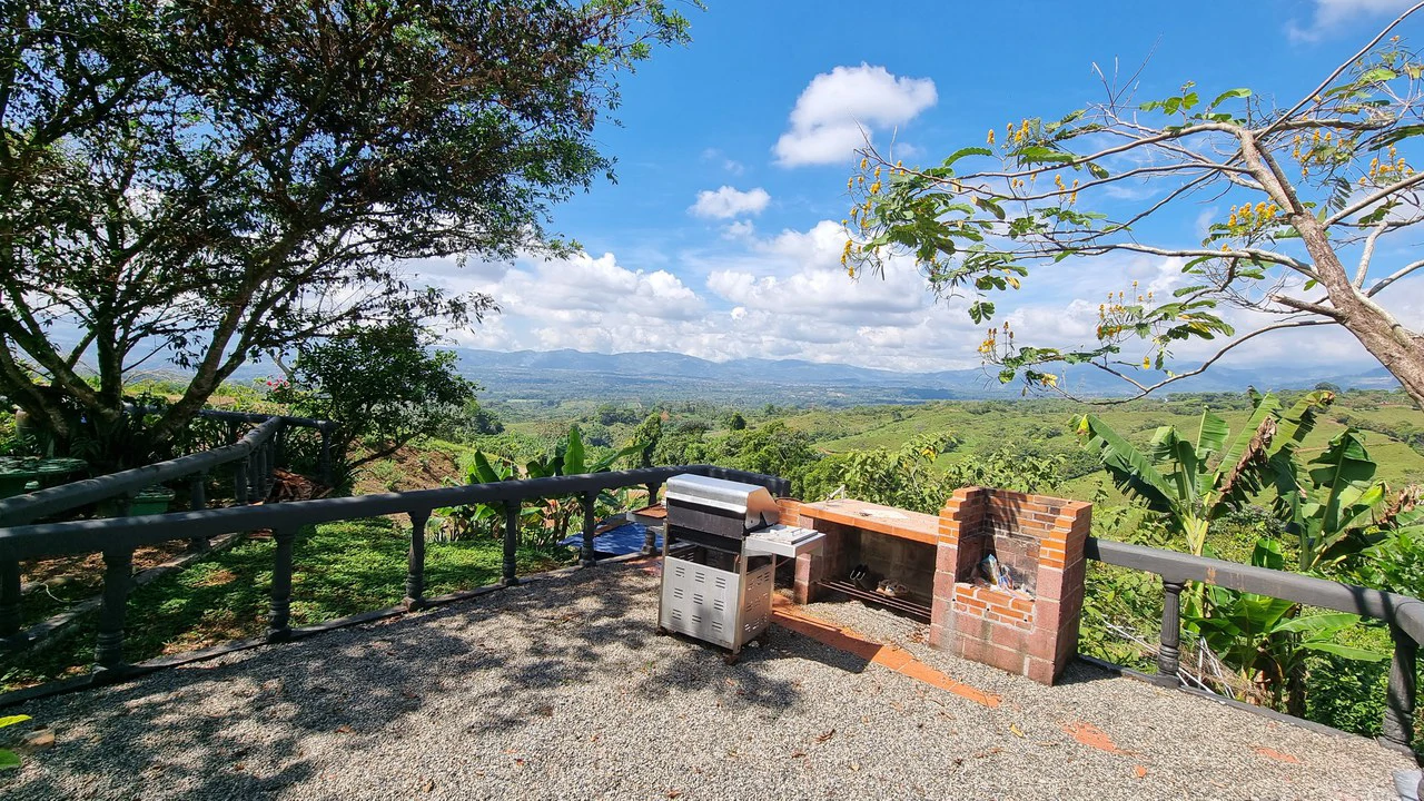 CASA SANTA ELENA: BEAUTIFUL HOUSE FOR SALE, WITH AMAZING VIEWS, 4 BDRM IN THE HEART OF SANTA ELENA - Gallery image 18