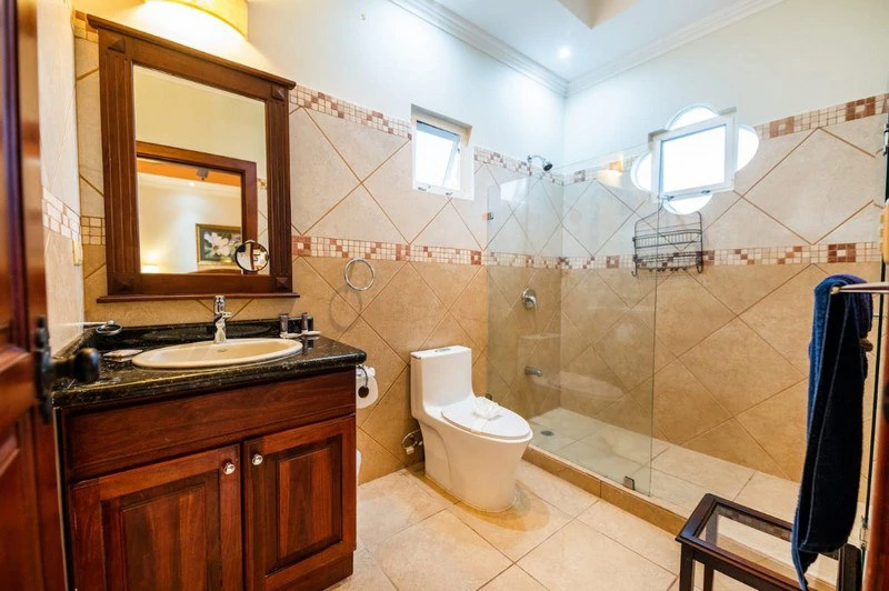 Amazing Casa Grande: Enormous Home with Pool near the Beach in a highly sought after Community! - Gallery image 22