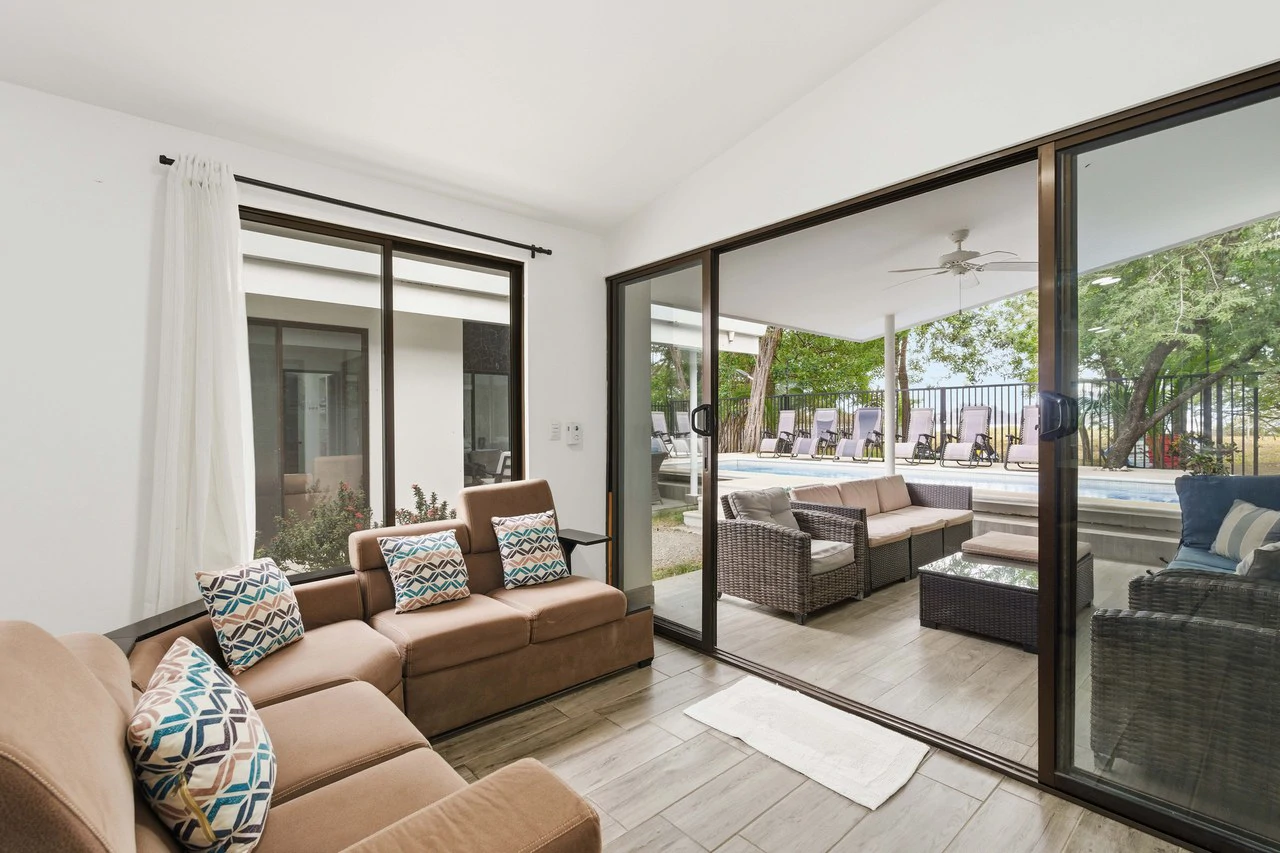 Three Mermaids: Beachfront 10-Bedroom Pod-Style Residence with Pool in Playa Flamingo - Gallery image 37