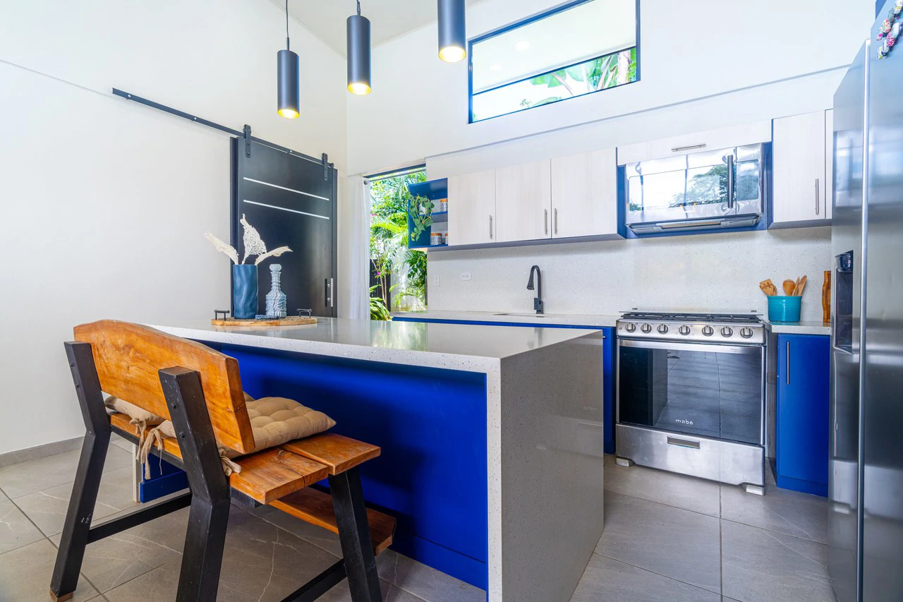 Modern 3 Bedroom Home - Walking distance to it all! - Gallery image 44