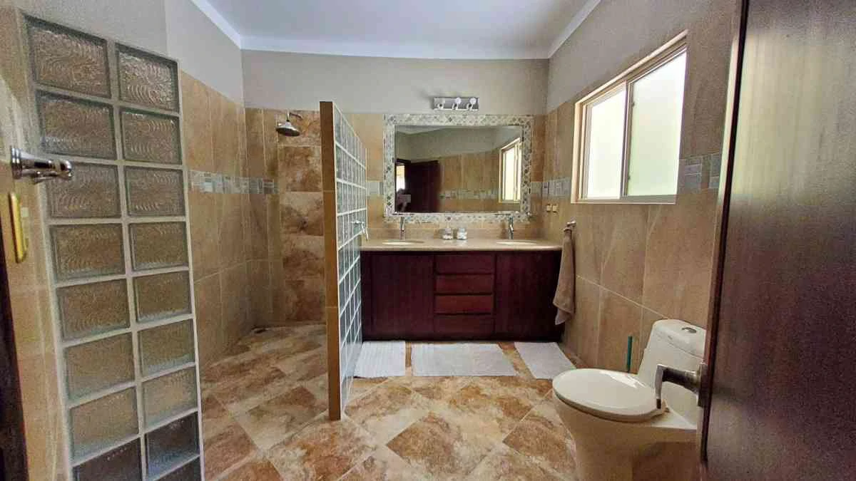 ID 4178: Elegant Coastal Villa with Infinity Pool and Lush Gardens - Gallery image 18