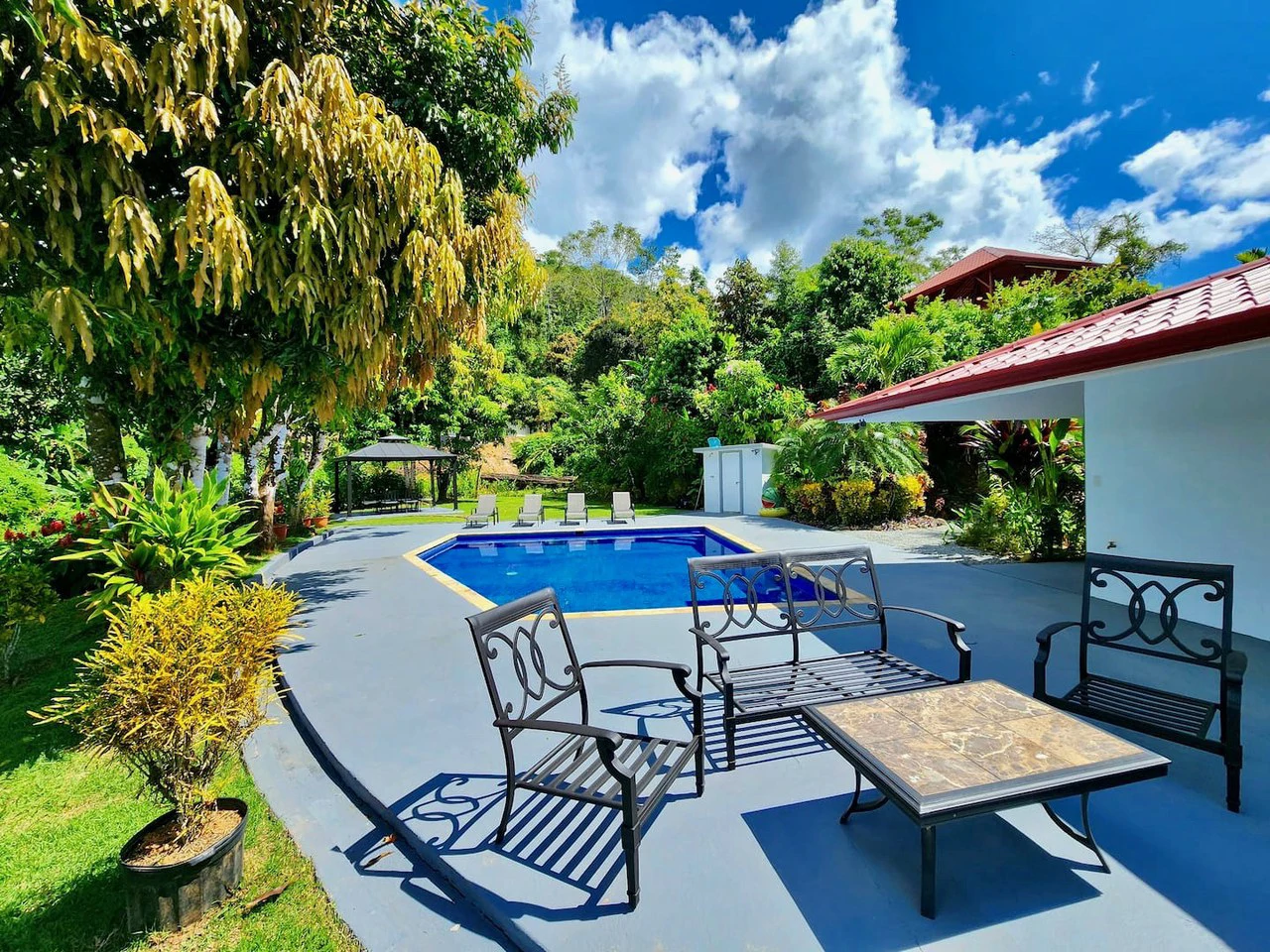 2.8 ACRES – 10 Income Producing Condos with a Pool and Spectacular Ocean and Mountain Views! Gated Community of Cascada Azul, 15min to Dominical Beach!!!: Near the Coast, Mountain and Countryside Apar - Gallery image 4