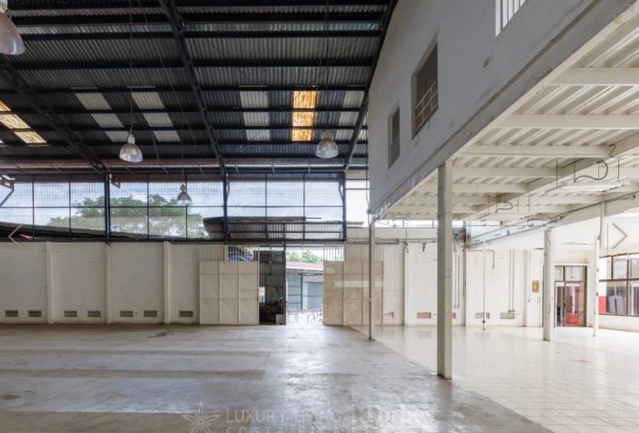 Warehouse: Commercial Bodega with Easy Access! - Gallery image 4