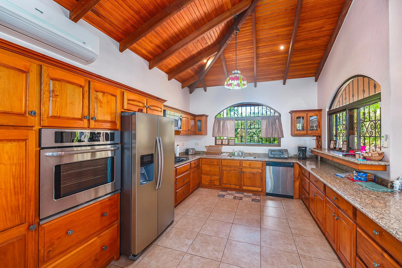 Casa Palacio: Elegant and Palatial 3BR in Gated Community - Gallery image 16