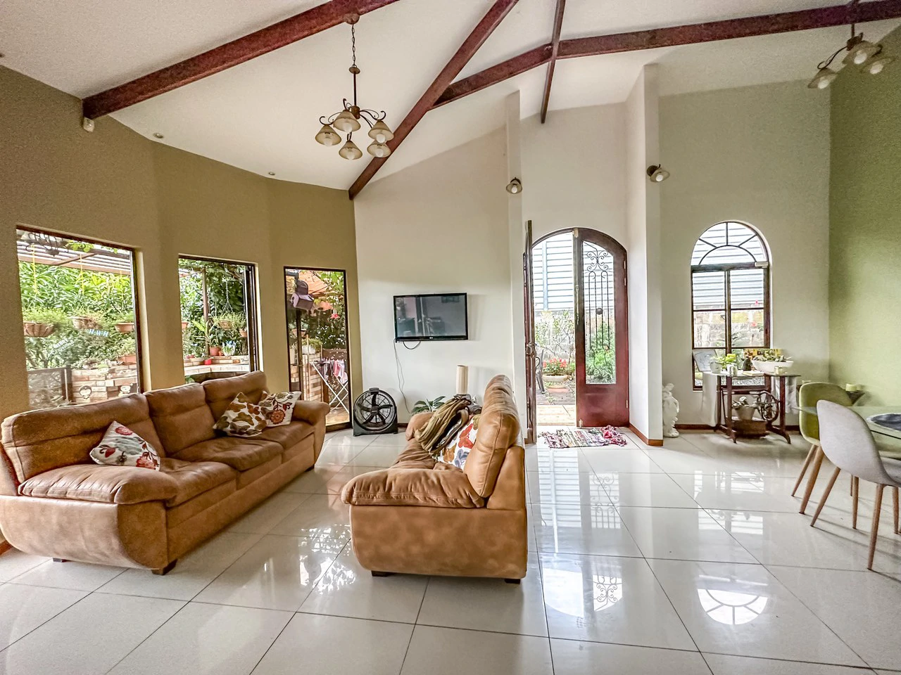 Costa Rican Gem: Spacious 4BR Home with Fruit Trees, Fully Furnished: House For Sale in Pedregoso - Gallery image 2
