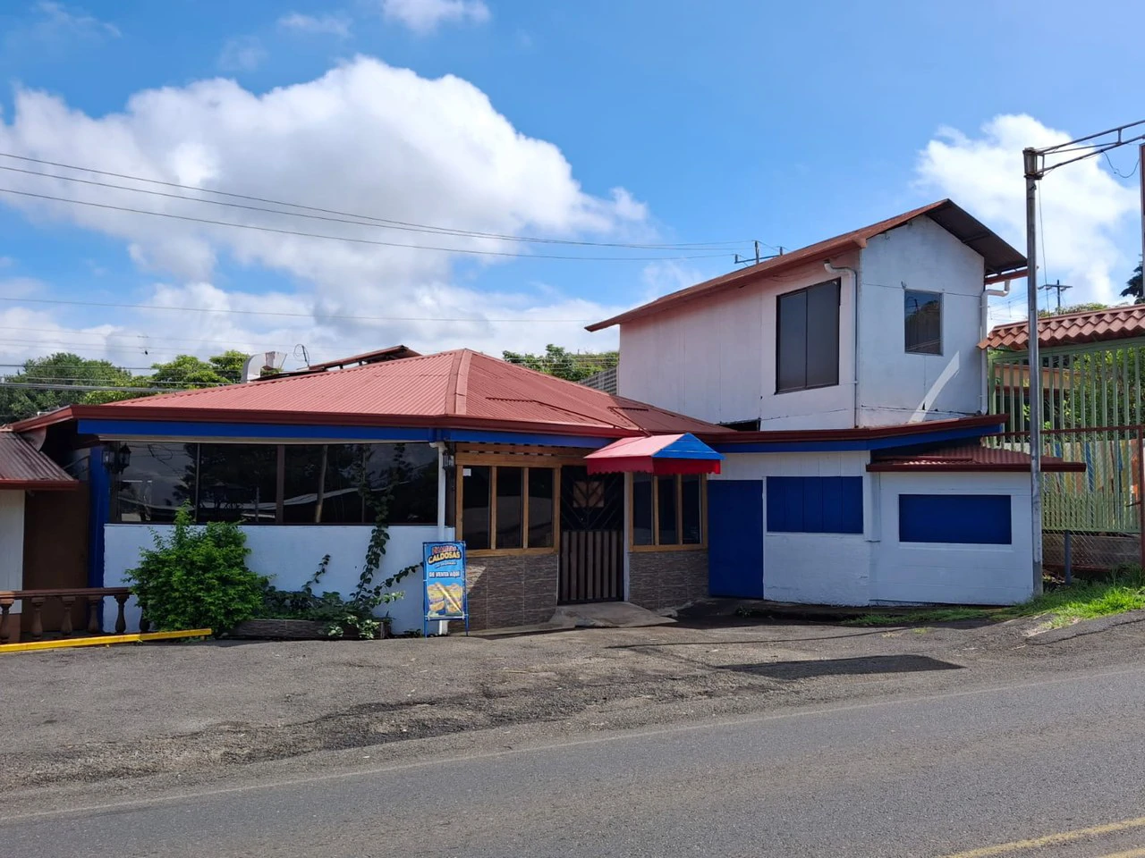 Commercial Corner: 241 m2 on High Traffic Road