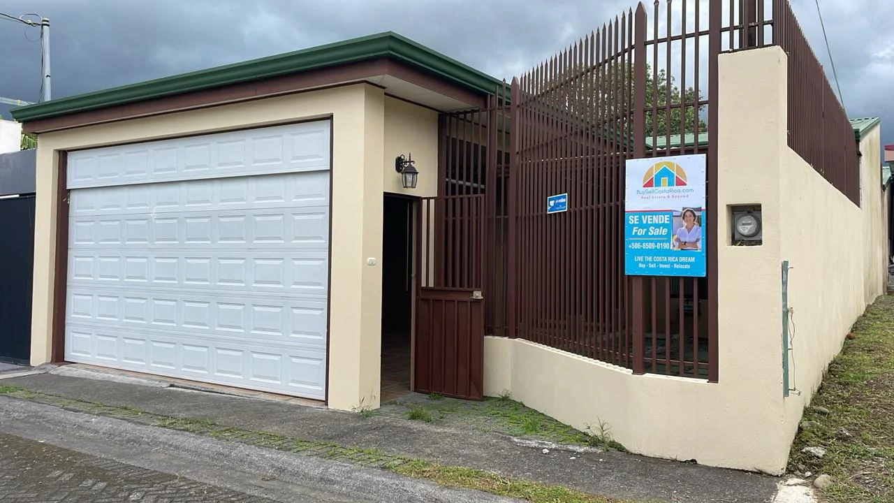 La Fortuna Casa Atrio: Modern Home: Quality Build | Walkable | Unbeatable Value