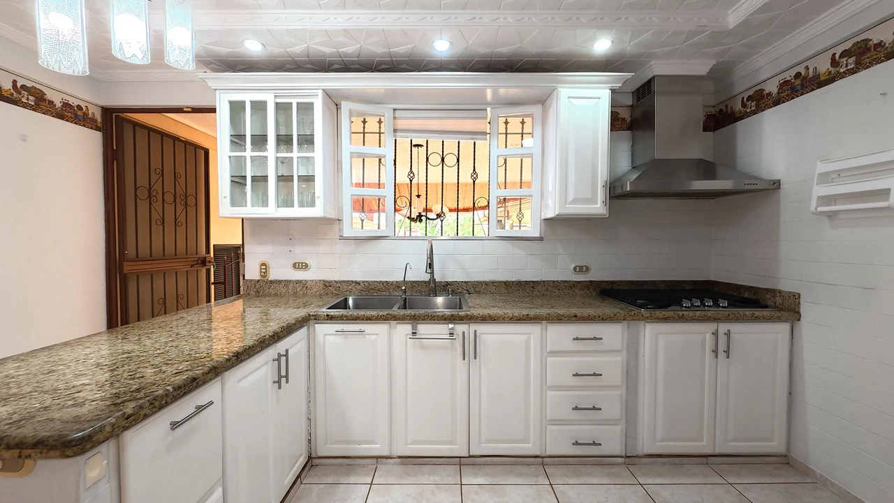 HOUSE FOR SALE, LOCATED IN THE CENTER OF PEREZ ZELEDON: Elegant and spacious turnkey house for sale in the center of Perez Zeledon - Gallery image 22