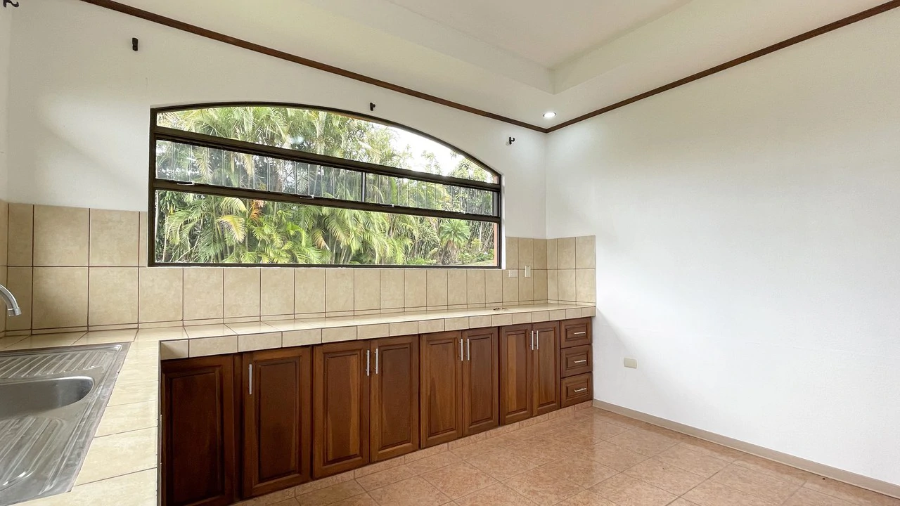 House for Sale in San Isidro, Grecia – 3,359 m² Lot with View - Gallery image 6