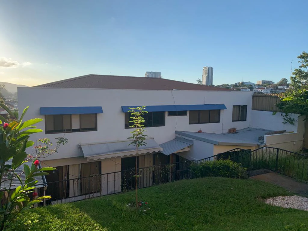 Building in Los Yoses - Three-level ready-to-operate - Gallery image 10