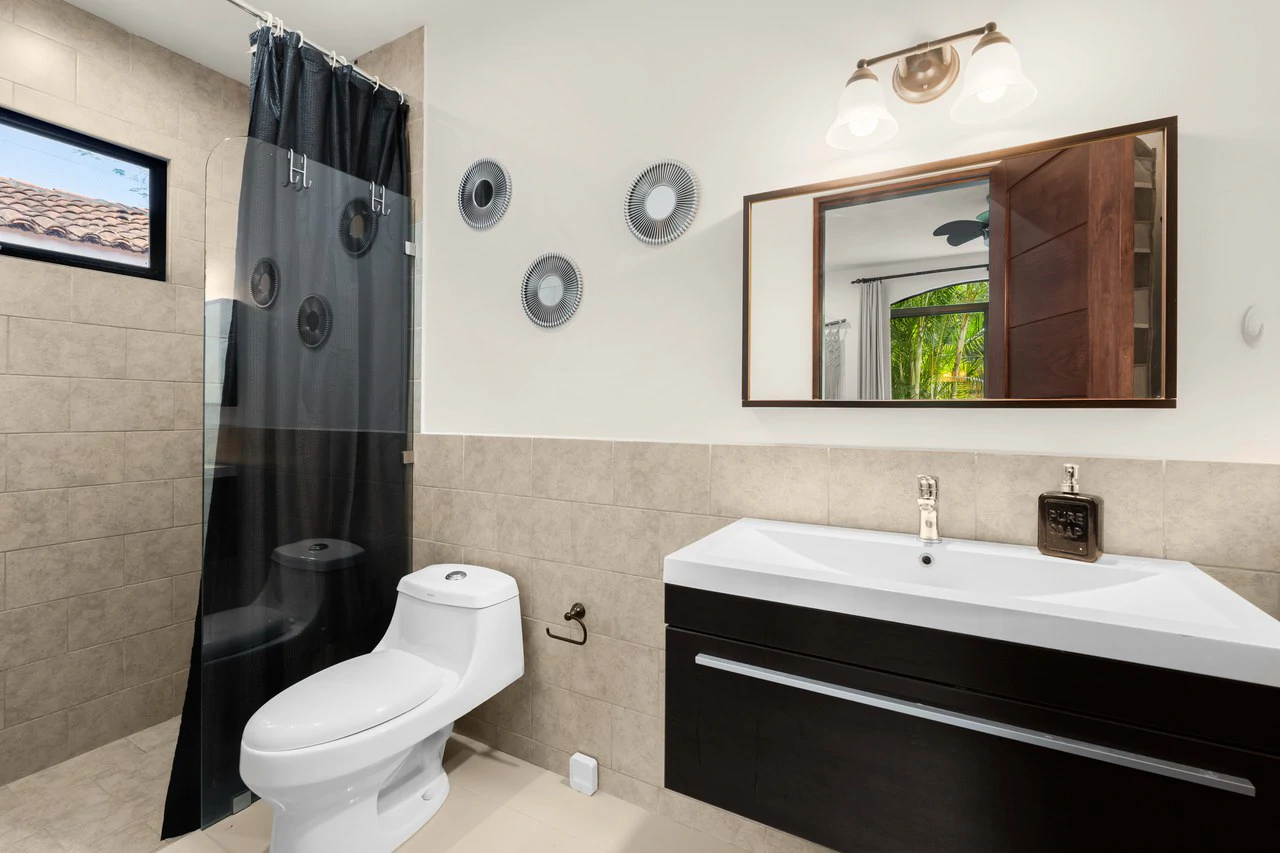 Casa Suerte: Modern 2-Bedroom Tropical Home with Pool Near Playa Potrero and Flamingo Marina - Gallery image 13