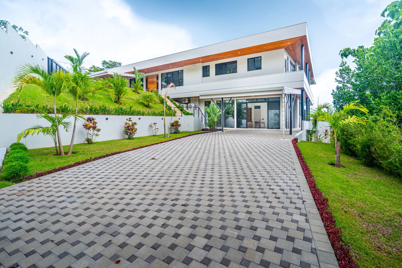 Lion's Gate Sunset Estate - Gallery image 55