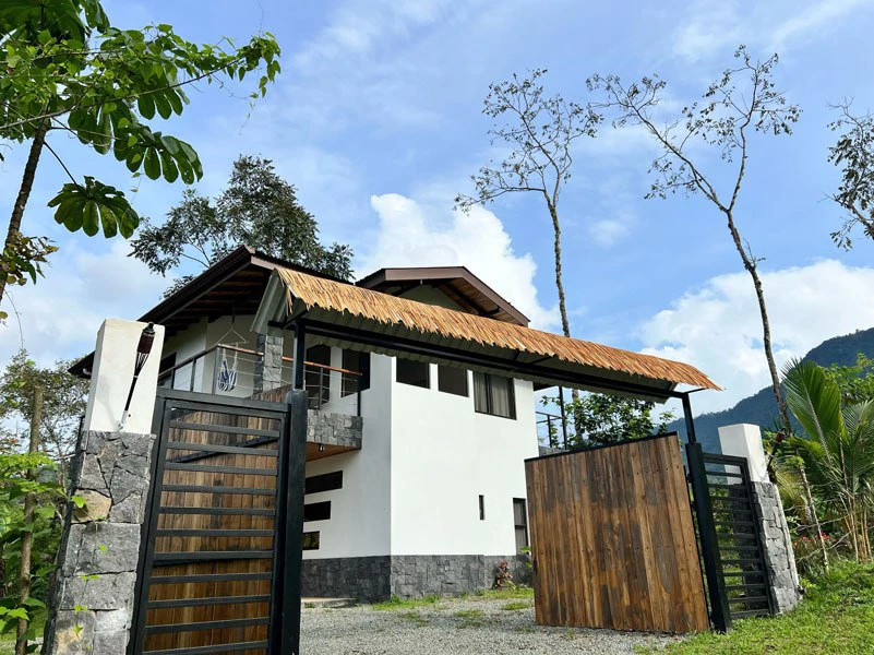 Stunning 3-Bed, 3-Bath Home with Ocean & Mountain Views in Tinamaste