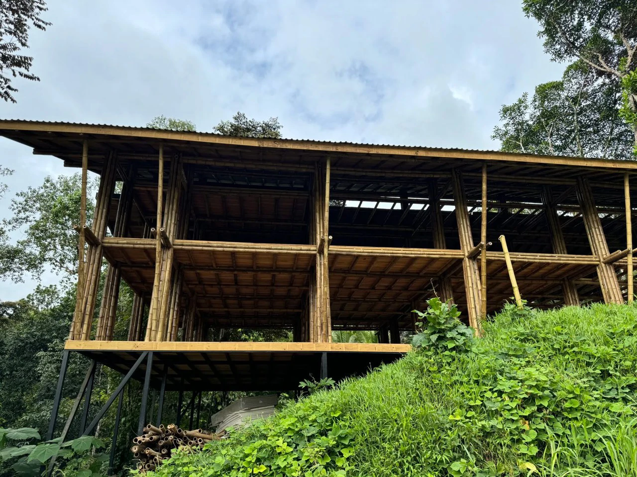 0.69 ACRES – Bamboo And Wooden Commercial Building On The Paved Coastal Highway Between Uvita And Ojochal!!!: Near the Coast, Riverfront, Mountain and Countryside Mixed Use Building For Sale in Uvita - Gallery image 5