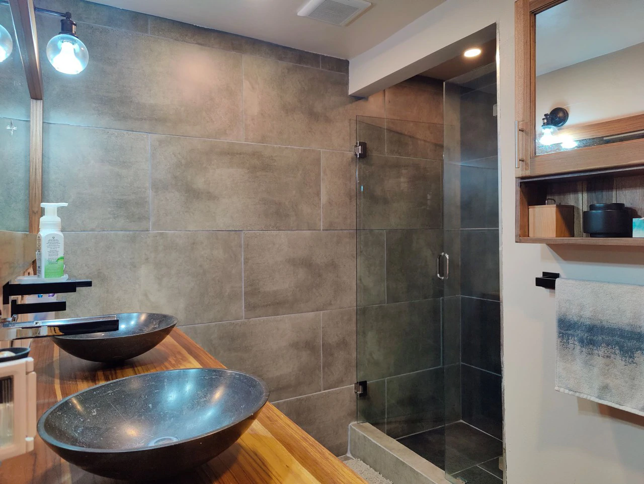 Penshurt Riverside Oasis: Stunning Riverside Property with 2-Bedroom Home and Additional Apartment - Gallery image 10
