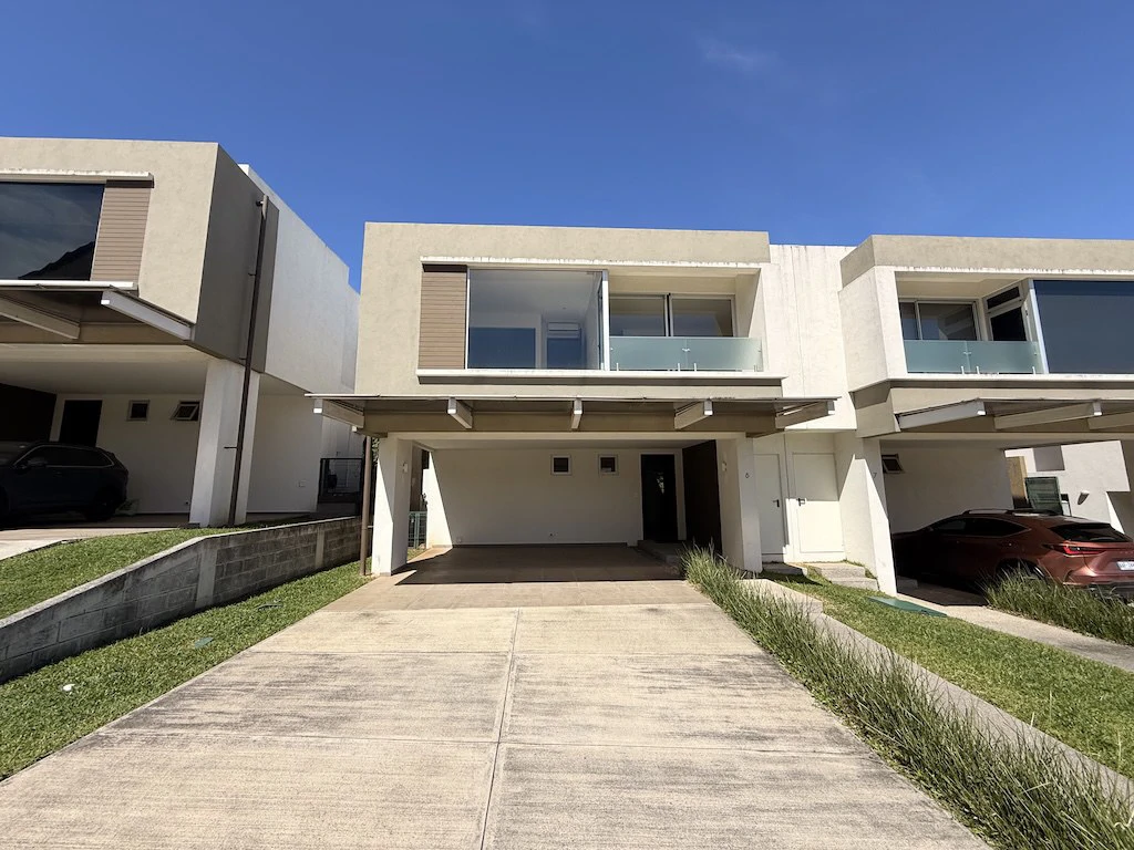 Casa de 4 Habitaciones + Sala de TV en Condominio Dukana: Townhouse For Sale in Guachipelín