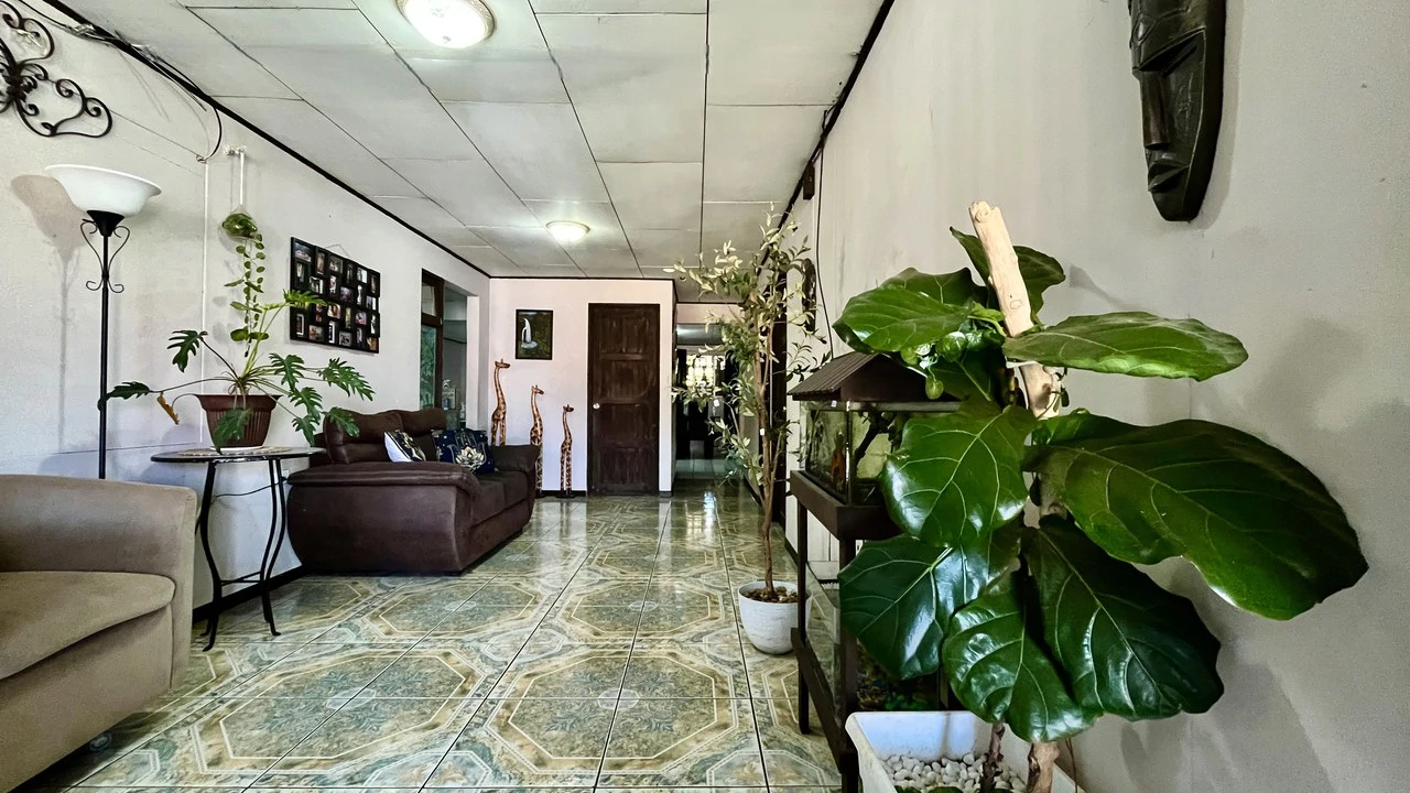 FOR SALE: 2,152 SQFT HOME IN BARRIO UNESCO, PEREZ ZELEDON: PRIME LOCATION 3 MINUTES FROM DOWNTOWN - Gallery image 3