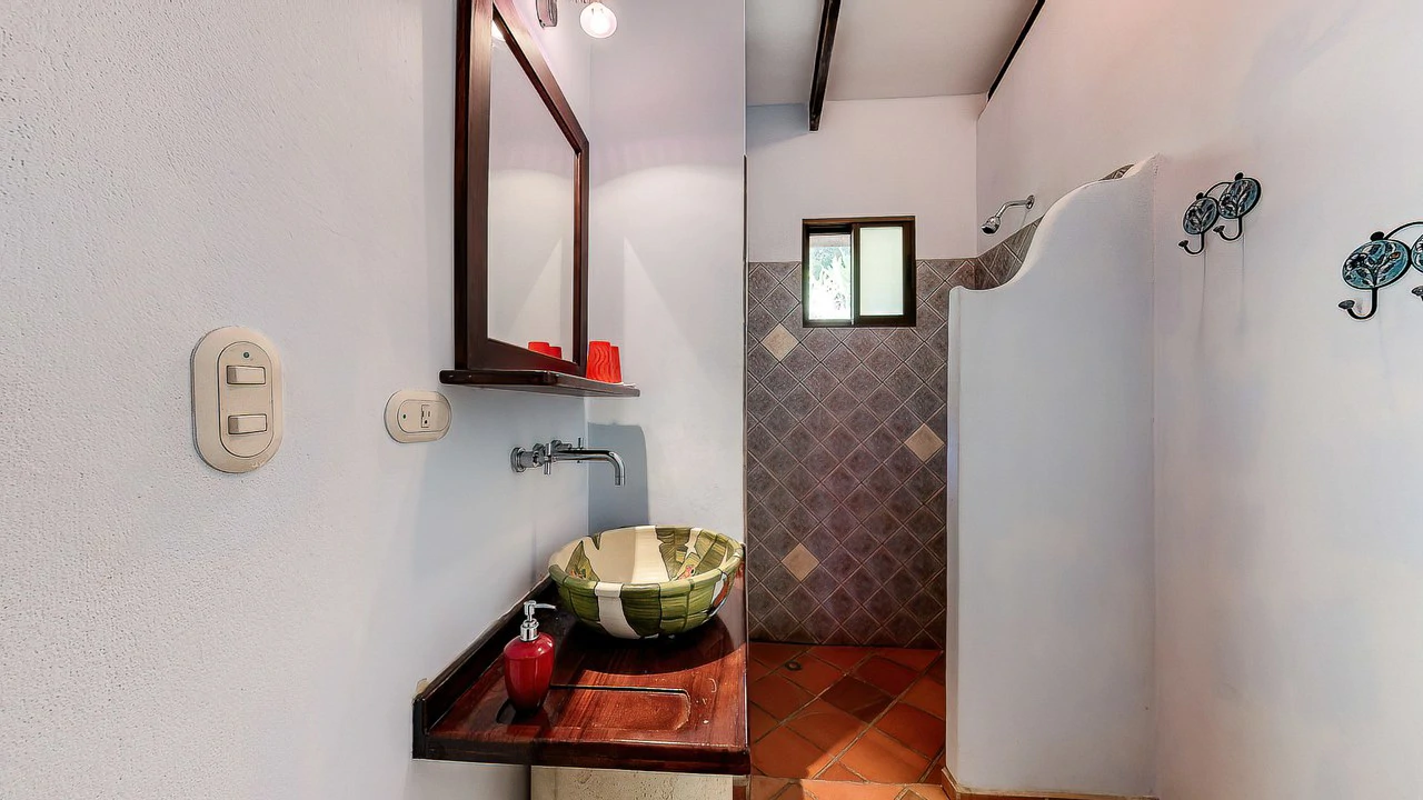 A TRANQUIL HAVEN: PRIME INVESTMENT OPPORTUNITY IN UVITA'S LUSH RIVER ENCLAVE: Mountain Hotel/Resort/Hostel For Sale in Uvita - Gallery image 18