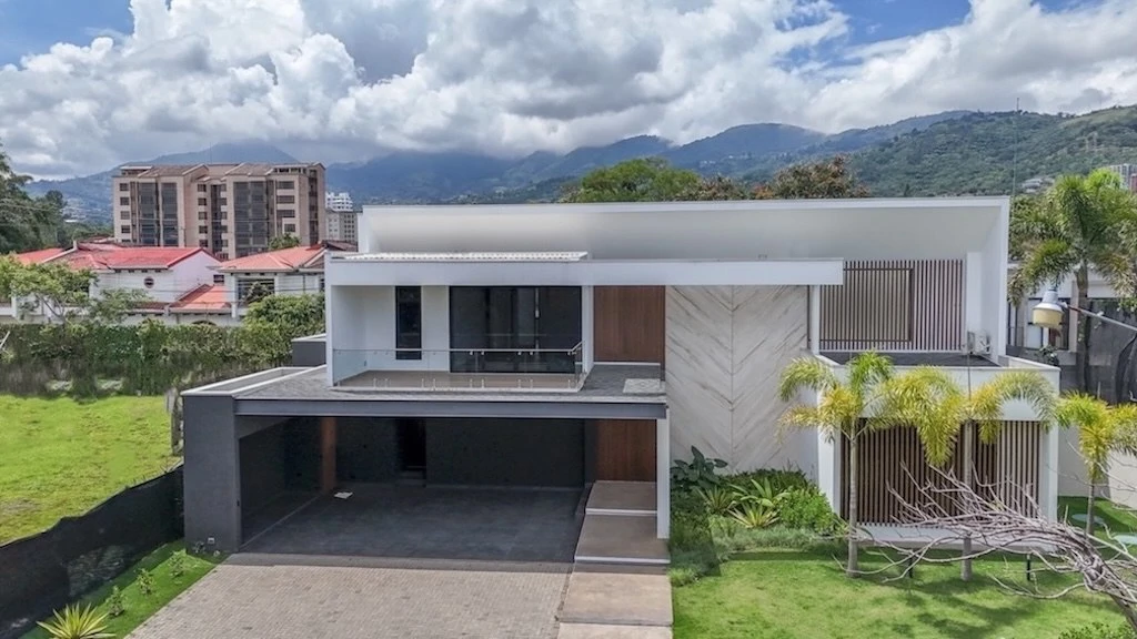 House For Sale in Los Laureles
