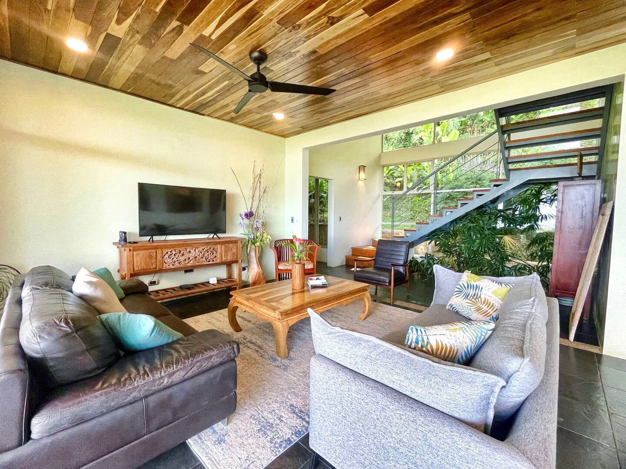 2.4 ACRES – 3 Bedroom Main Home Plus 1 Bedroom Casita And Cabina, Luxury Ocean View Property, 15min to Dominical!!: Near the Coast and Mountain House For Sale in Lagunas - Gallery image 14