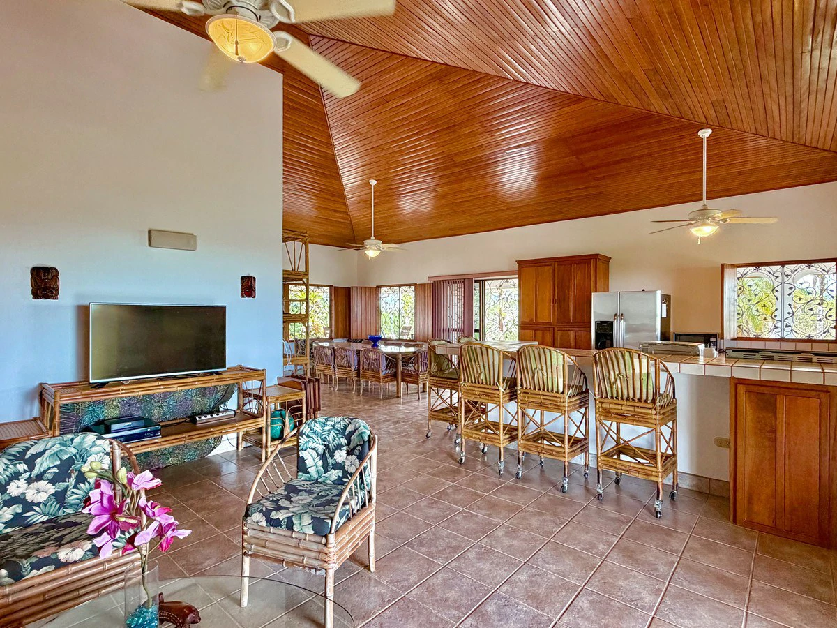 3.64 ACRES - 3 Bedroom Home With Expansive Ocean Views, Multiple Areas to Build, Public Road With Commercial Potential, 10min to the Beach!! - Gallery image 18