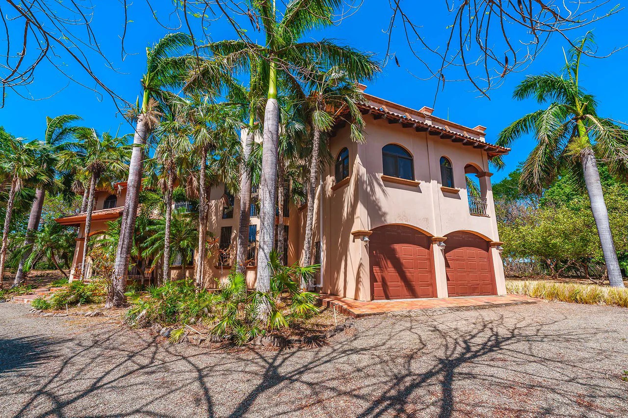 Casa Palacio: Elegant and Palatial 3BR in Gated Community - Gallery image 9