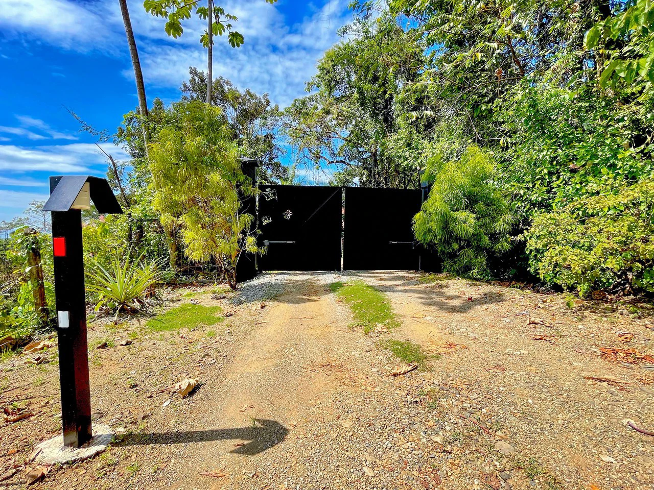 2.24 ACRES – 7 Bedrooms Ocean View Boutique Hotel With Two Pools, 5 Minutes to Uvita, Multiple Rental Options!! - Gallery image 40