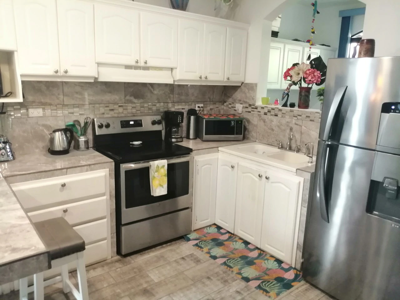 Wonderful and Updated Bungalow Close to the Beach!: Great location with access to a large community pool! - Gallery image 8