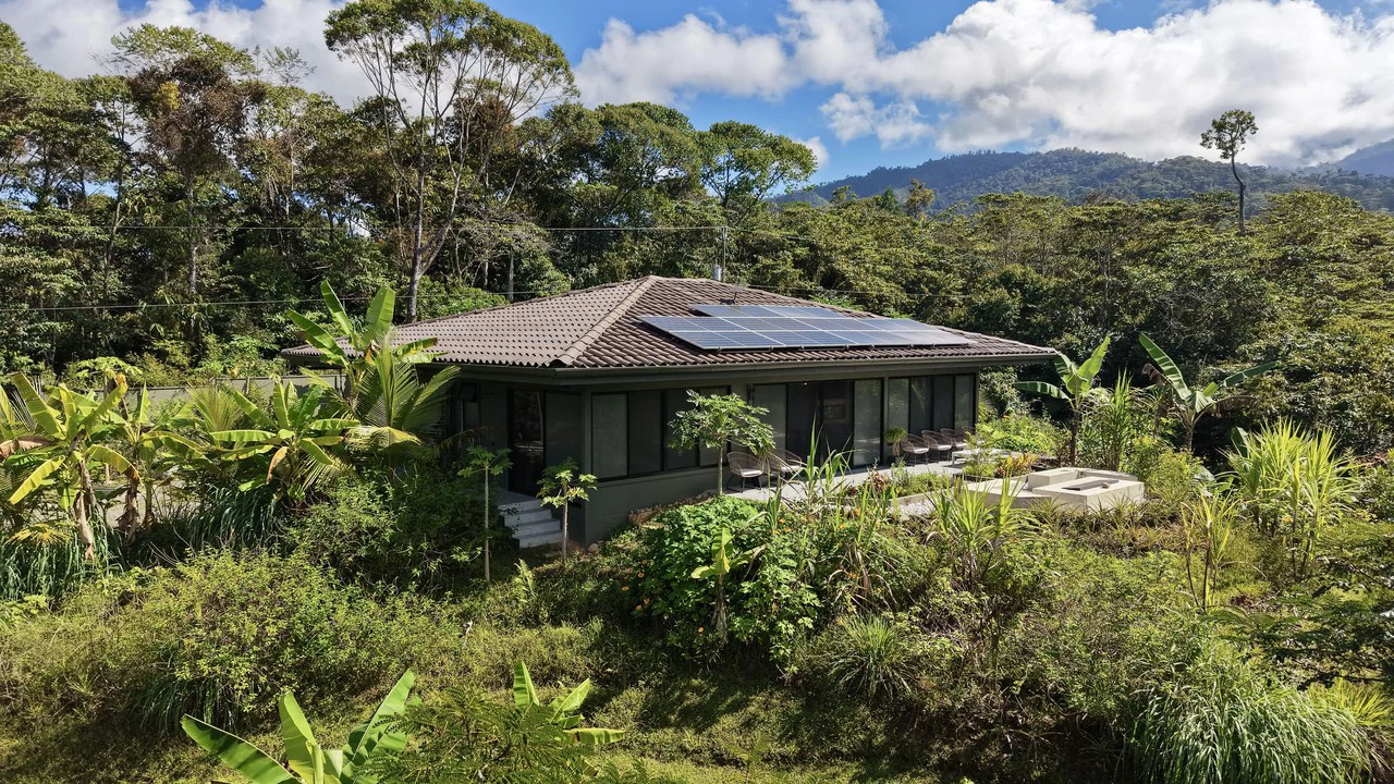 Mountain and Countryside House For Sale in Santa Elena