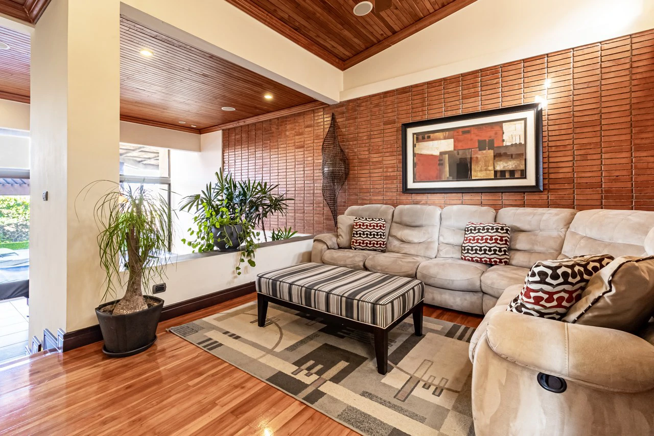 House For Sale in Guachipelín - Gallery image 5