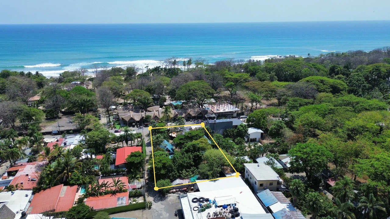 Prime Commercial Corner in the Heart of Santa Teresa: 2,000m² Corner Lot on  Santa Teresa's main road  – High Income & Development Potential - Gallery image 3