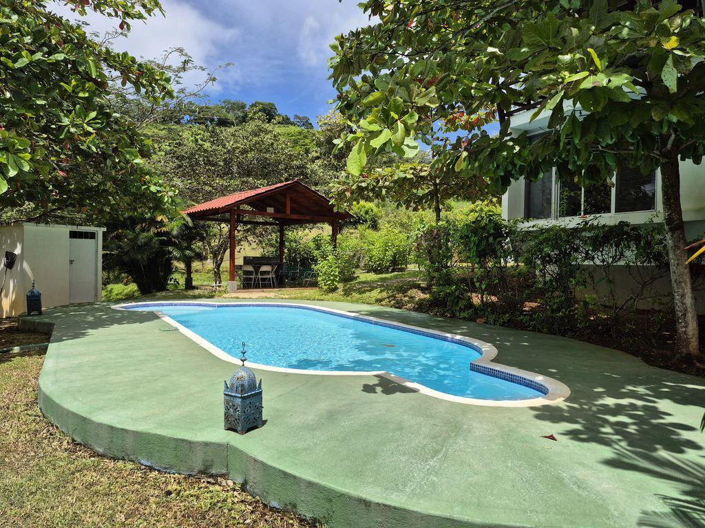 Casa Del Toro: Charm and Serenity in the Hills of Hojancha – 5-Bedroom House with Pool and Bungalow - Gallery image 5