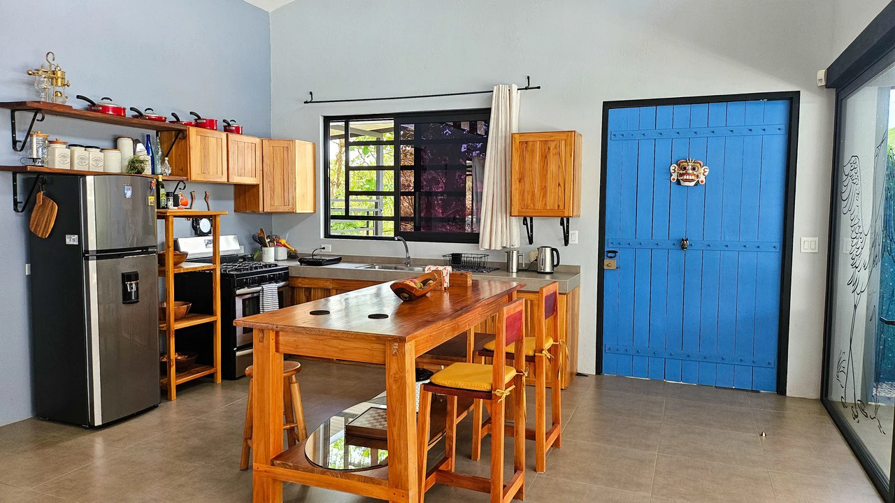 Beautiful Casa Irina, with pool and large yard: Close to the beach in tranquil Monterrey! - Gallery image 4