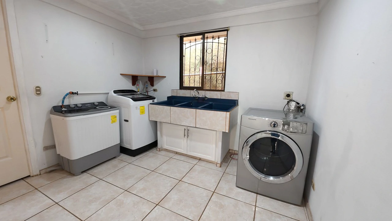 HOUSE FOR SALE, LOCATED IN THE CENTER OF PEREZ ZELEDON: Elegant and spacious turnkey house for sale in the center of Perez Zeledon - Gallery image 20