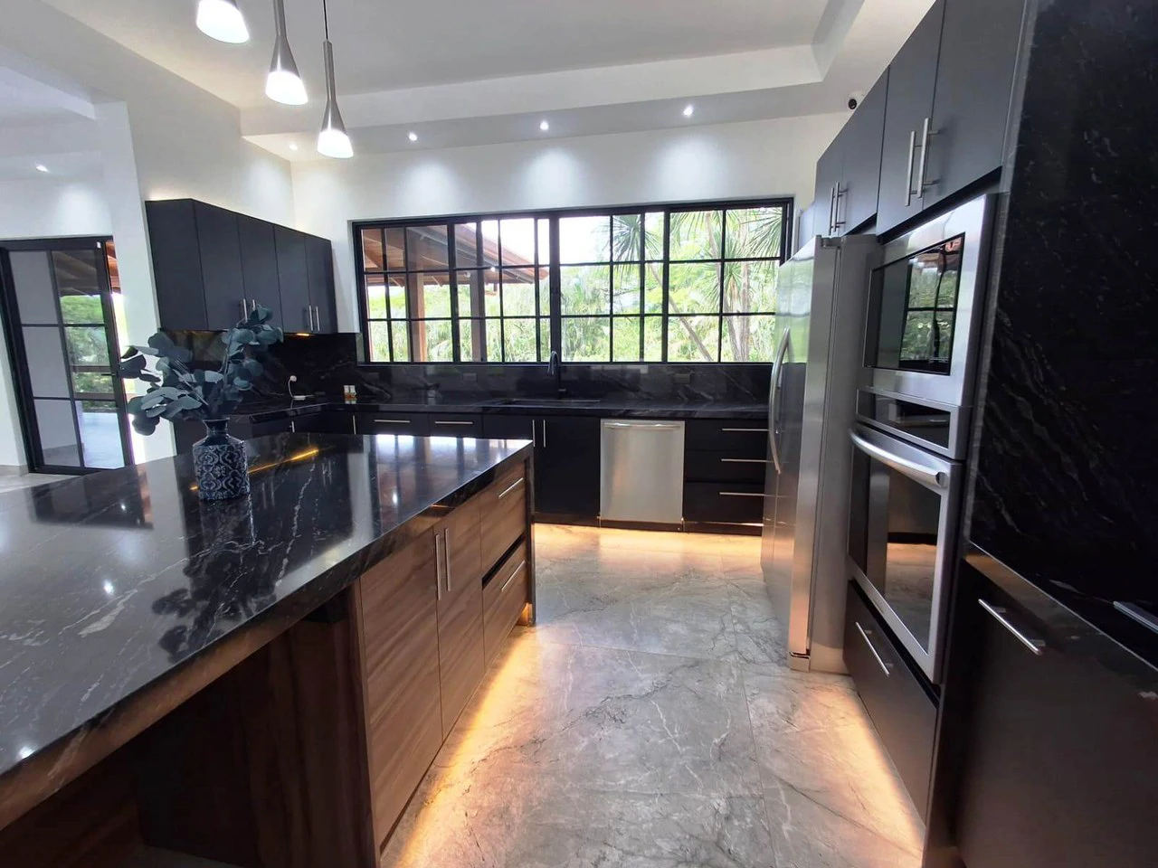 Move - In Ready Mansion: Impressive Luxury Smart Home with Pool - Gallery image 9