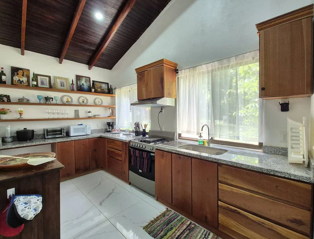 Casa Verde Norouz: Renovated 2-Bedroom Home with Independent Guest Cottage Just 3 Minutes from Sámara - Gallery image 9