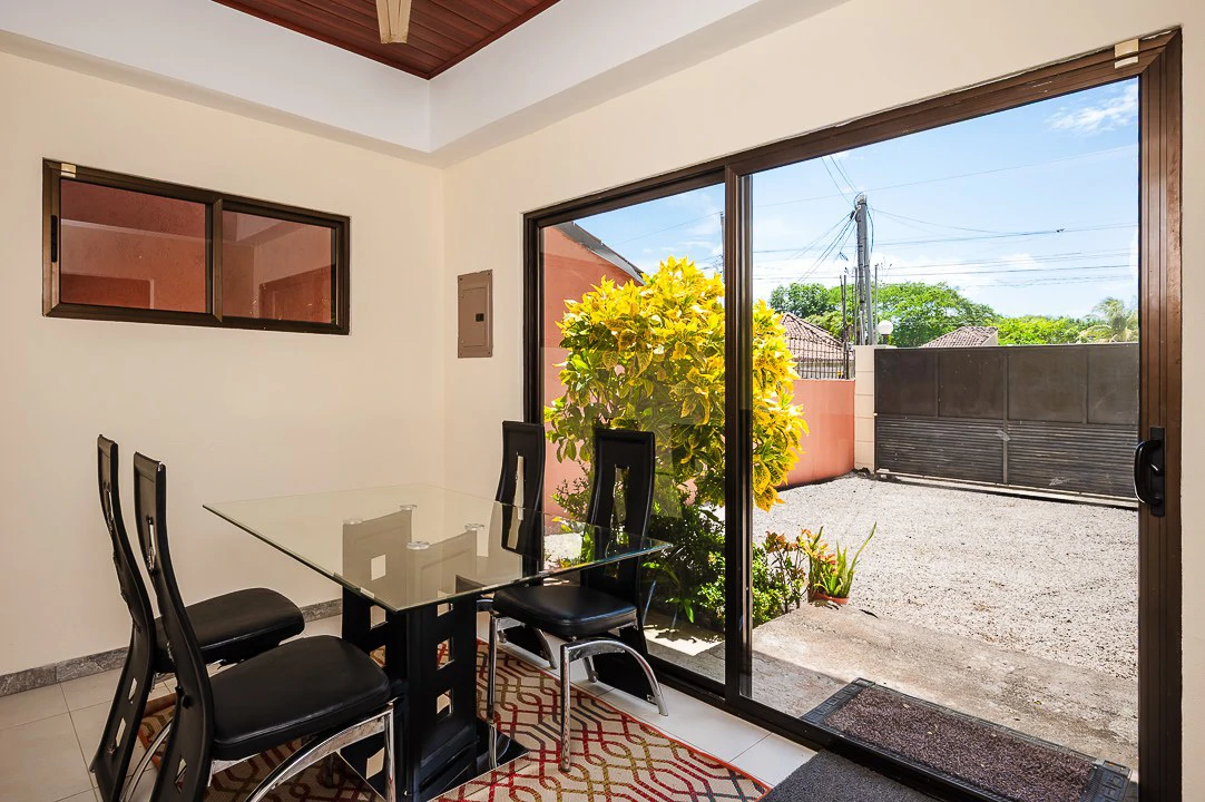 Casa Venturini: Charming Single-Family Home with Quality Finishes, Private Pool & Expansion Opportunity - Gallery image 8