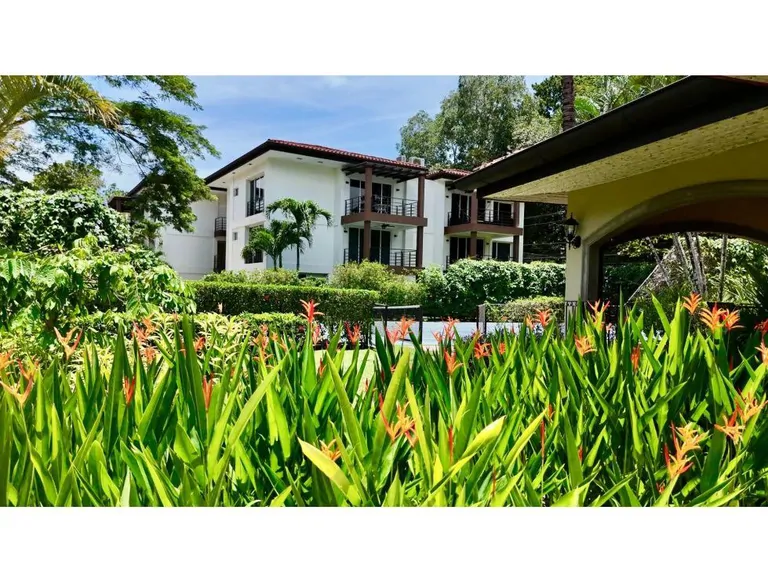 Luxury Apartment in Herradura: 2 Bedrooms, Balcony, and Pool Access