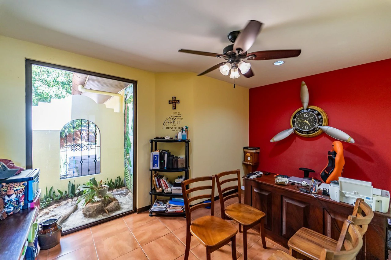 Casa Jardin: Ocean View SFH with Guest House and Extra Lot - Gallery image 12