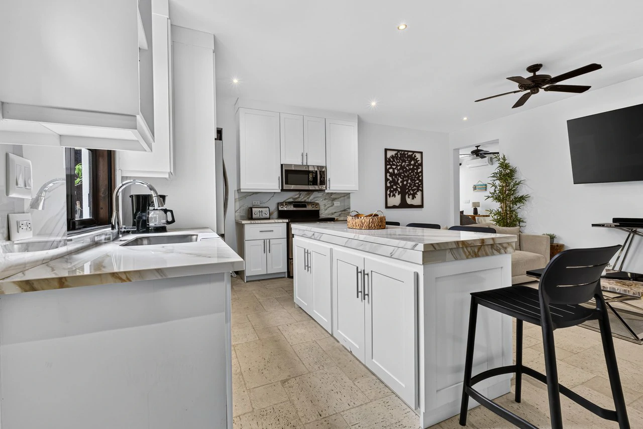 16 Avenida La Antigua: Renovated Turn- Key Living in the Heart of Las Catalinas - Gallery image 5